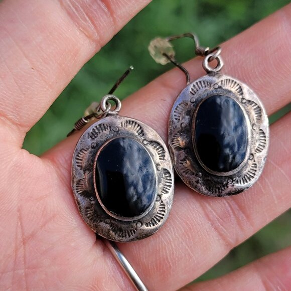 Vintage Native American handmade 925 sterling silver stampwork onyx earrings - Picture 11 of 16